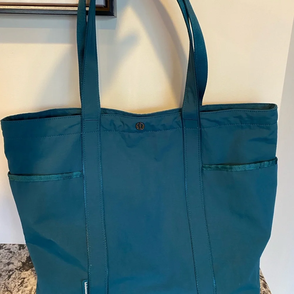 Lululemon Daily Pocket Tote - Picture 6 of 8